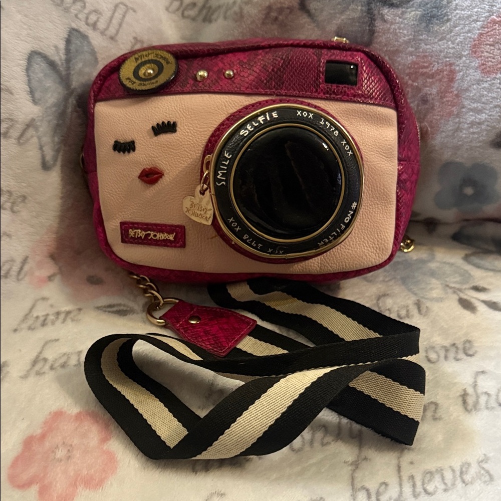 Betsey Johnson "Close Up" camera crossbody bag in a pink/fuchsia faux EUC